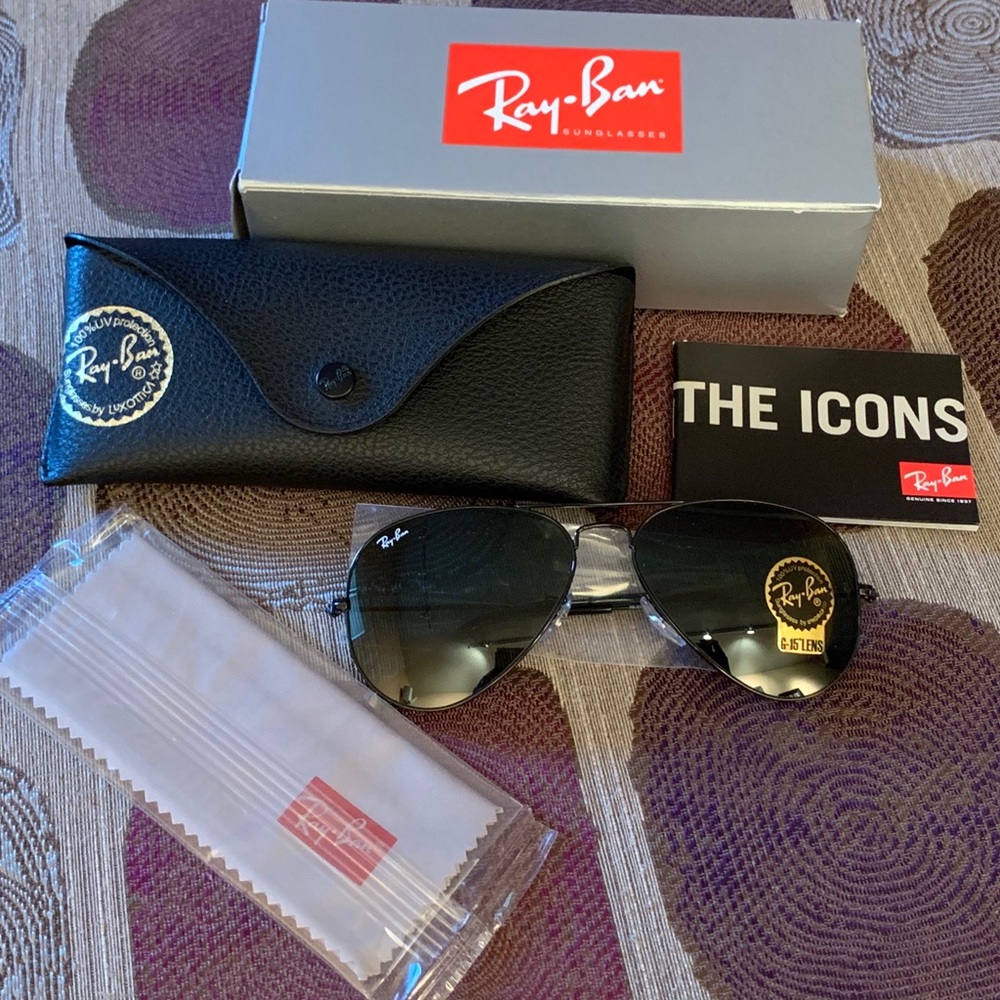 Ray-Ban Aviators color black.